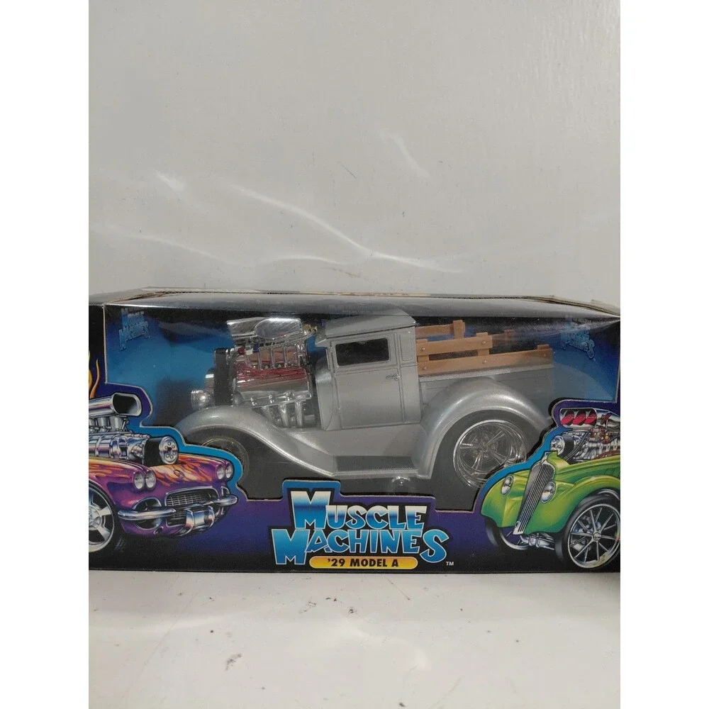Muscle Machines 71166 1:18 Diecast 1932 Ford Model A Hot Rod Pickup Truck w/box